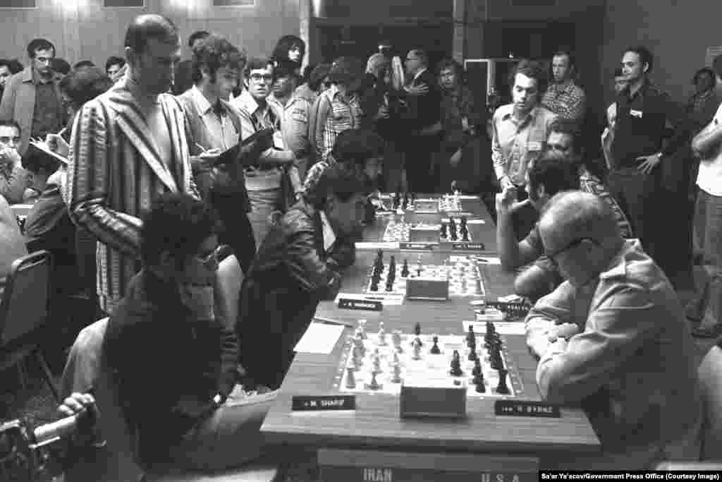 1976 жылы Израильдің Хайфа қаласында өткен Шахматтан әлемдік олимпиадада Иран құрамасы (сол жақта) АҚШ командасымен ойнап жатыр.