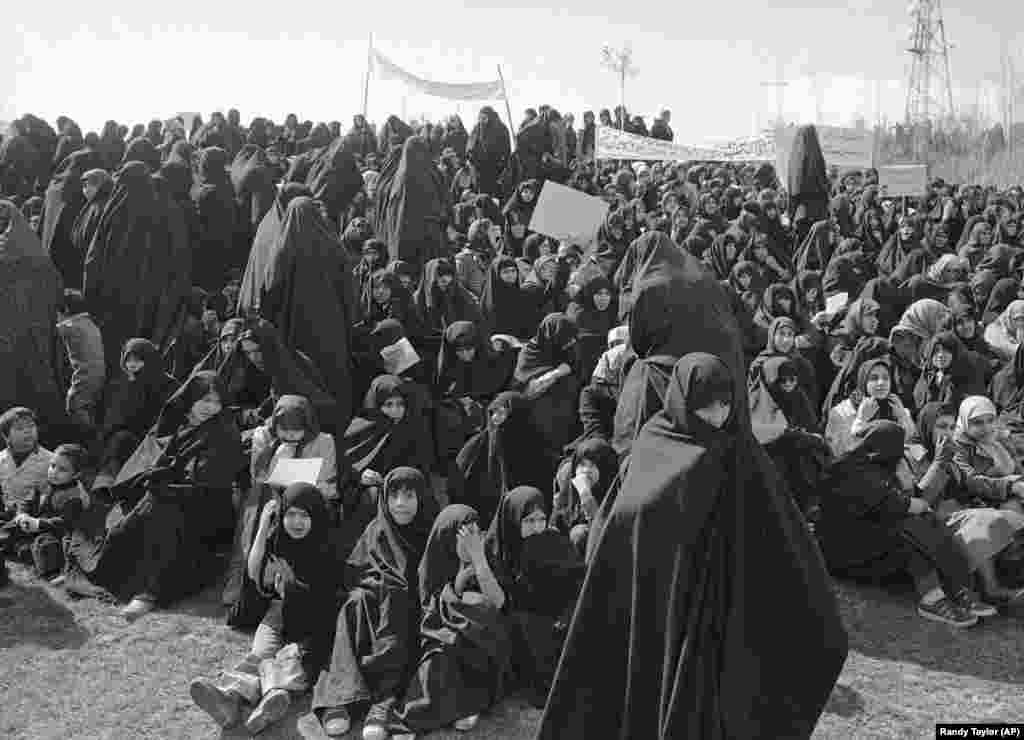 Desetine hiljada Iranki okupilo se u Teheranu 16. marta 1979. godine kako bi dale podršku ajatolahu Homeiniju koji je pozvao žene da se pridržavaju islamskih zakona. Ovaj poziv uključivao je nošenje duge crne odore, odnosno čadora.