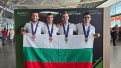 Боян Ценов, Мартин Замфиров, Стоян Добрев и Димитър Оронов на летището в София след Международната олимпиада по биология, 27 юли 2025 г.