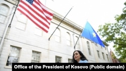 Predsjednica Kosova Vjosa Osmani fotografisana pored američke i zastave Kosova u SAD.