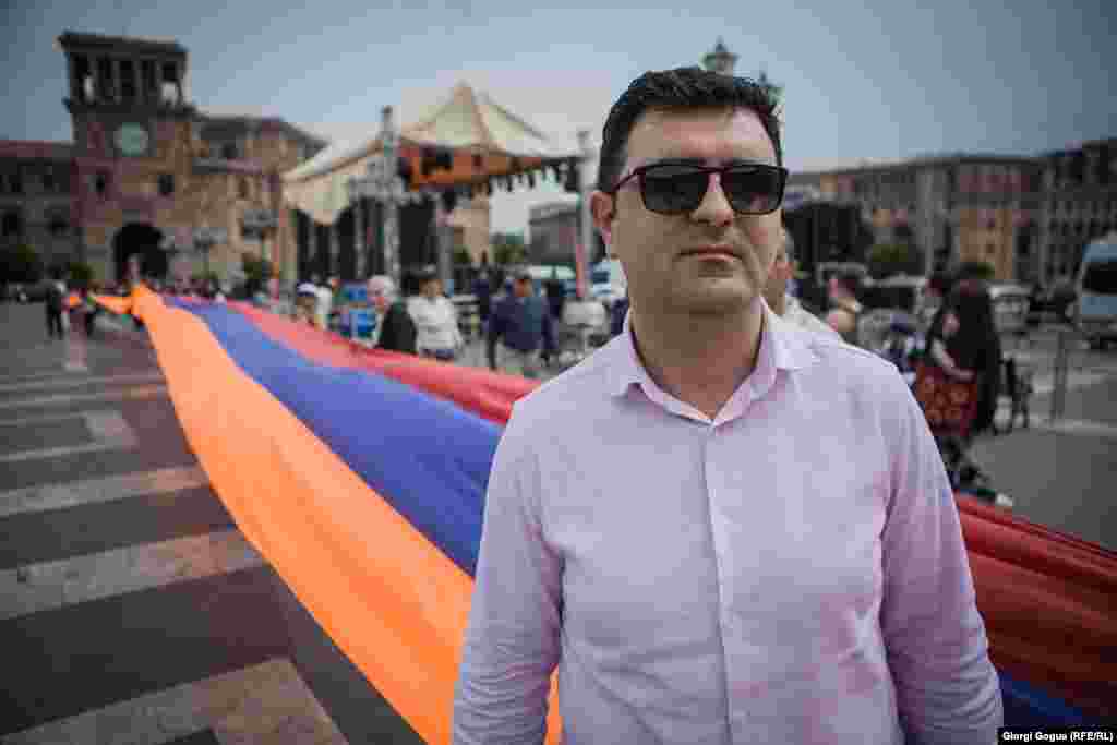 ტიგრან ჰაკობიანი, 36 წლის სევილია, ესპანეთი &quot;მჯერა, რომ მომავალში აღარ გვექნება კორუფცია. ვნახავთ, როგორ გაბრწყინდება სომხეთი და ამოიძირკვება მონოპოლია. და, ღმერთმა ნუ ქნას, ეს ასე არ მოხდა. მაშინ, დარწმუნებული ვარ, სომეხი ხალხი ისევ აჯანყდება და ჩვენ მათ შევუერთდებით&quot;.