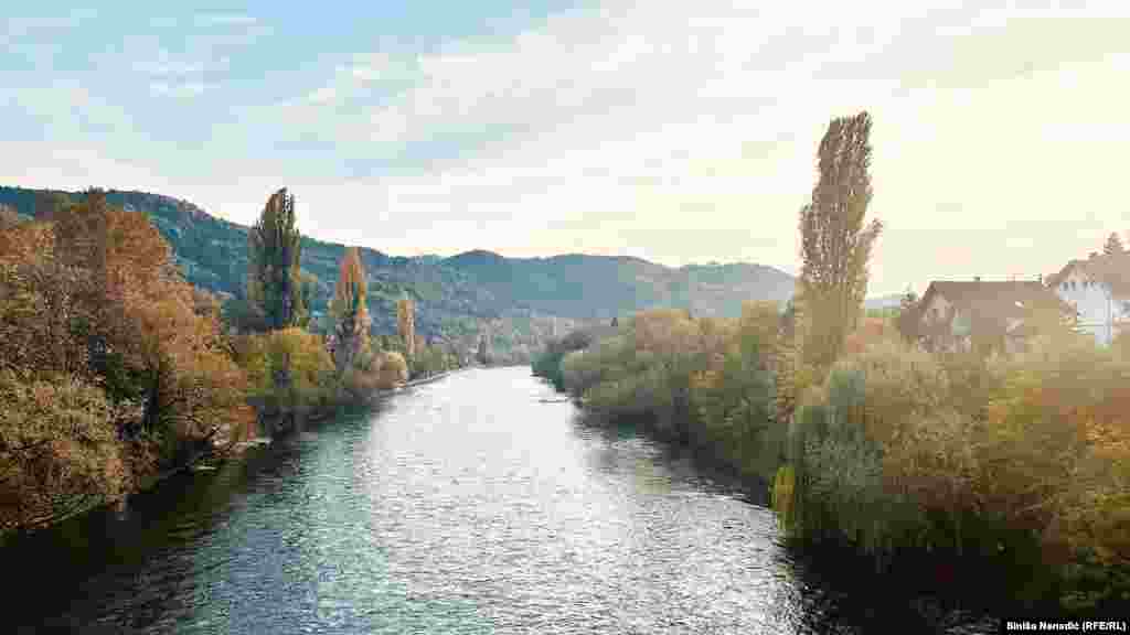 Pored rijeke Vrbas u Banjaluci pojedino drveće tek poprima jesenju boju. 