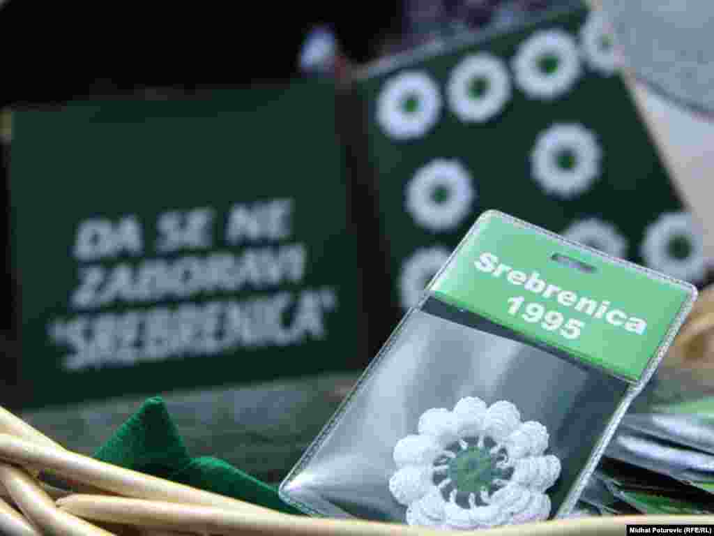 Podjela cvjetića građanima Sarajeva, kao simbol stradanja Bošnjaka tokom rata u BiH, 01.07.2011. Foto: RSE / Midhat Poturović