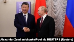 Vladimir Putin (sağda) Çin prezidenti Si Cinpinlə, 2024-cü il 
