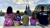 Acum trei ani, familia Andronache a emigrat în Marea Britanie pentru a le oferi copiilor o educație mai bună. 