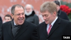 Šef diplomatije Rusije i portparol Kremlja Sergej Lavrov i Dmitrij Peskov 