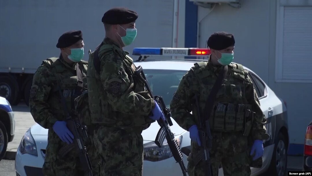 Policijski službenici čuvaju granične prelaze u Srbiji usled vanrednog stanja zbog korona virusa