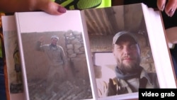 Ruskinja Jelena Matvejeva pokazuje fotografije supruga Stanislava ubijenog u Siriji