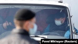 Vozači kamiona sa zaštitnim maskama