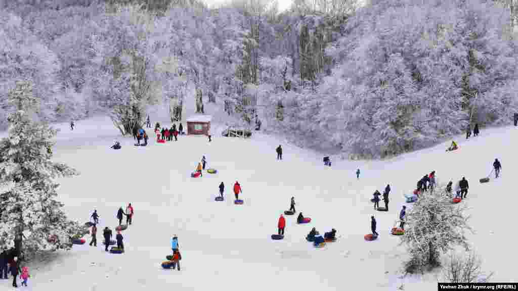 На горі людно і весело
