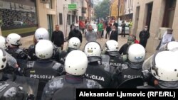 Kordon policije ispred demonstranata koji se protive ustoličenju Joanikija na Cetinju, 5. septembar