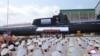 Sjevernokorejski lider Kim Jong Un gleda kroz periskop podmornice tokom inspekcije pomorske jedinice Korejske narodne armije (KPA),na nepoznatoj lokaciji