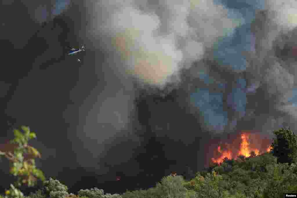 Slovenija - Helikopter u oblacima dima pri gašenju požara u blizini slovenske granice kod mesta Rupa, 20. juli 2022.