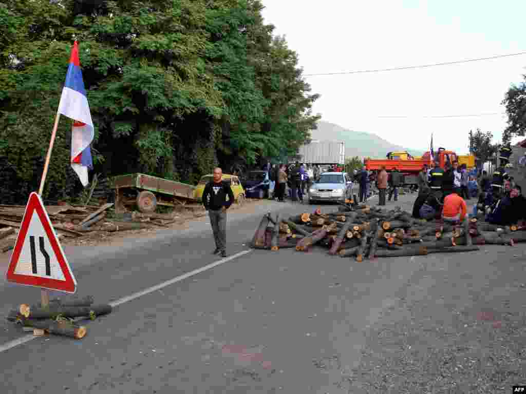 Etnički Srbi postavili su blokade na cesti Leposavić-Mitrovica, 26.07.2011. Foto: AFP / Saša Đorđević