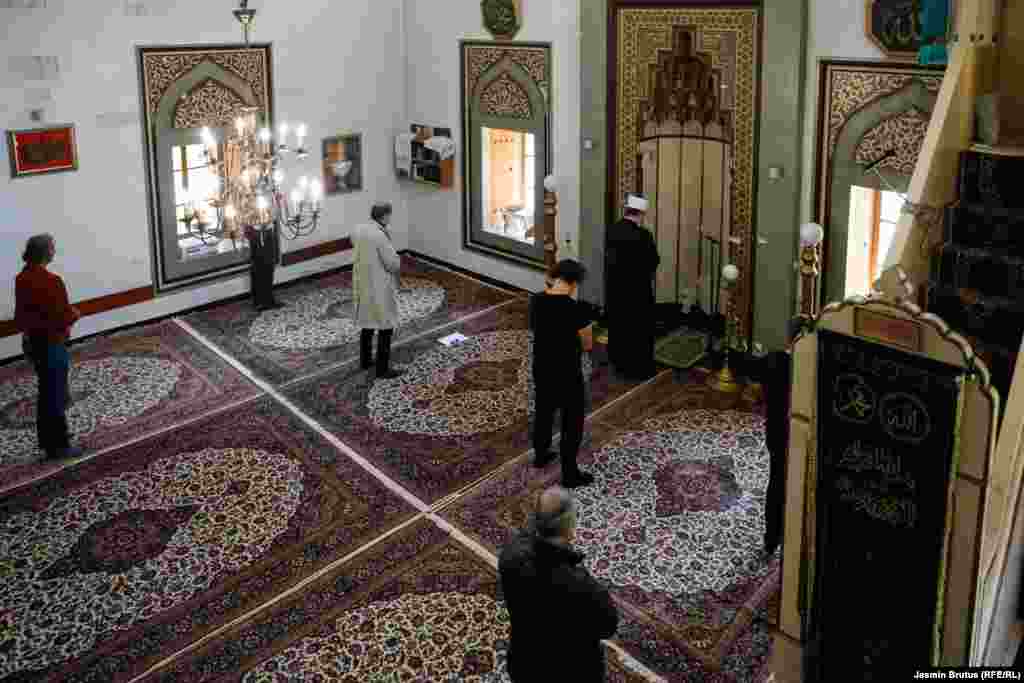 Članovi džemata Alipašine džamije na podnevnom namazu, Sarajevo, 23. april, 2020. 
