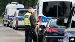 Polițiștii germani controlează o mașină la granița cu Belgia. Până acum controalele germane erau mai obișnuite la granițele estice ale țării - cu Austria, Cehia sau Polonia.