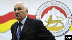 Леонида Тибилова многие в республике часто упрекают в чрезмерной мягкости