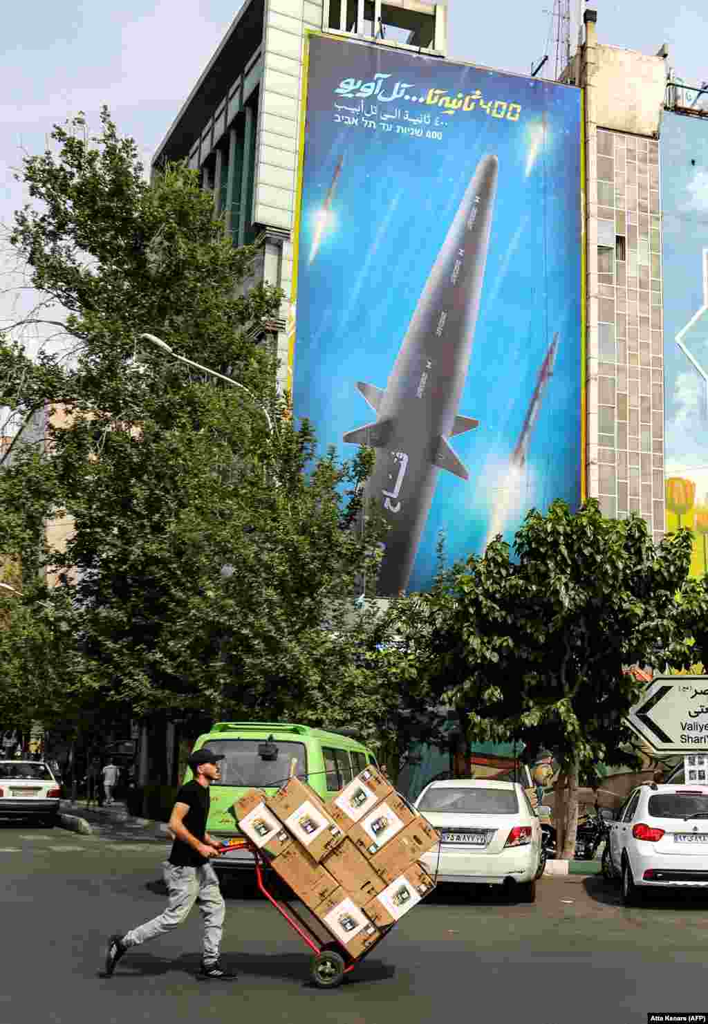 Tährandaky bir jaýyň ýüzünde ýerleşdirilen Fath-360 raketalar toplumynyň suraty. Tähran Russiýa raketa berendigi baradaky habarlary inkär etdi. Ýöne eýranly ýokary parlamentar resmi pozisiýa garşy gelýäne meňzeş beýanat berdi. 7-nji sentýabrda Ahmad Bahşaýeş Ardestani eýran mediasyna şeýle diýdi: "Biz öz zerurlyklarymyzy, şol sanda soýa we galla importyny kanagatlandyrmak üçin, barter etmeli bolýarys. Barteriň bir bölegi raketalary ibermegi öz içine alýar, beýleki bölegi bolsa Russiýa harby dron uçarlaryny ibermek".