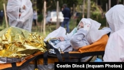 O pacientă este evacuată din Spitalul de Boli Infecțioase din Constanța în noiembrie 2021. Nouă oameni au murit ca urmare a incendiului.