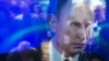 Проросійські активісти відбиваються на екрані телевізора під час виступу президента Росії Володимира Путіна. Луганськ. 17 квітня 2014 року