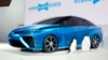 Toyota FCV که سوختش هیدروژن است و آب از اگزوز آن خارج می‌شود
