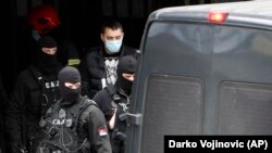 Policajci privode Veljka Belivuka tokom racije na stadionu Partizana u Beogradu, 4. februara 2021.