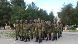 Diňle: Türkmenistanda ‘esger ýetmezçiliginiň’ arasynda öňki bendiler harby gulluga mejbury çekilýär
