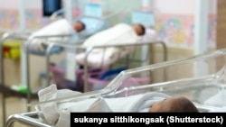 Ogullyk edinmek isleýän türkmen maşgalalary ýyllap çözgüde garaşýar, ýöne çaga dogrulýan öýlerde bu mesele ýüzlerçe müň manat töleg bilen sähel pursatyň içinde çözülýär.