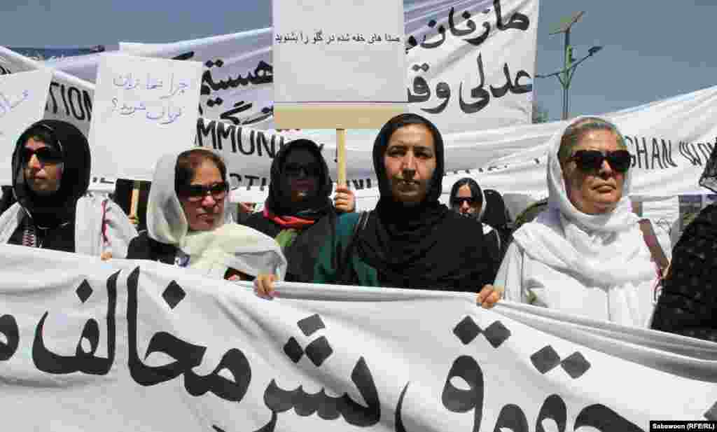 Afganistan - Protesti žena zbog nedavnog javnog ubojstva mlade žene optužene za nevjeru, Kabul, 11. juli 2012. Foto: RSE / Sabawoon