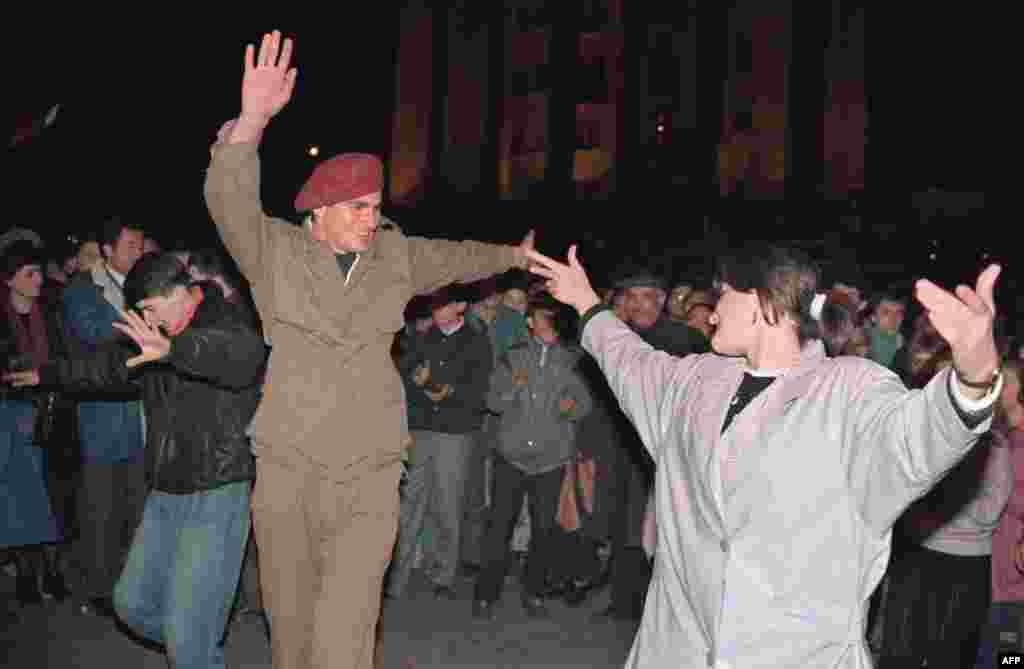 Vojnik gruzijske vojske pleše na trgu u Tbilisiju 10. aprila 1991. nakon što je republika proglasila nezavisnost od Sovjetskog Saveza.