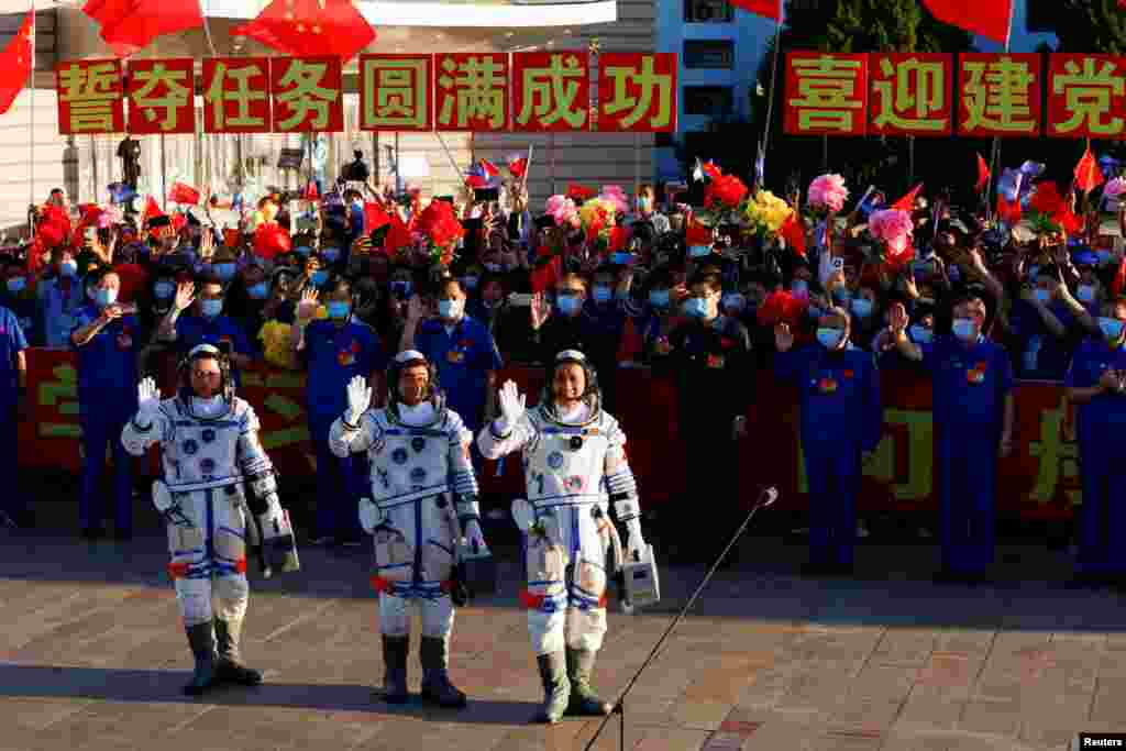 Astronauti Tang Hongbo (45), Nije Haišeng (56) i Liju Boming (54) pozdravljaju okupljene prije ukrcavanja u raketu.