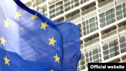 Zastava EU ispred zgrade Evropekog parlamenta u Briselu