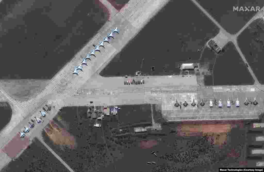 Руско воено присуство во близина на границата со Украина. На 19 април украинскиот министер за надворешни работи Дмитро Кулеба ја повика ЕУ да ја „обесхрабри Москва од понатамошна ескалација“ со воведување на натамошни санкции кон Русија. 