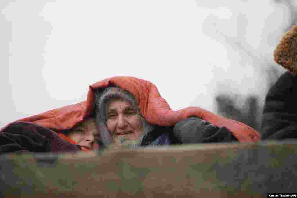 Две чеченские беженки, накрывшись одеялом, покидают село Катыр-Юрт&nbsp;к юго-западу от чеченской столицы. 30 января 1995 года.