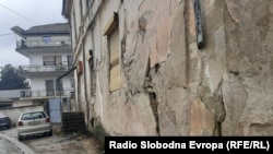 Распукани фасади во Битола по серијата земјотреси