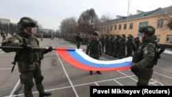 Ruski vojnici razvijaju rusku zastavu tokom ceremonije povlačenja mirovnih trupa ODKB-a iz Kazahstana, Almati, 13. januar 2022.