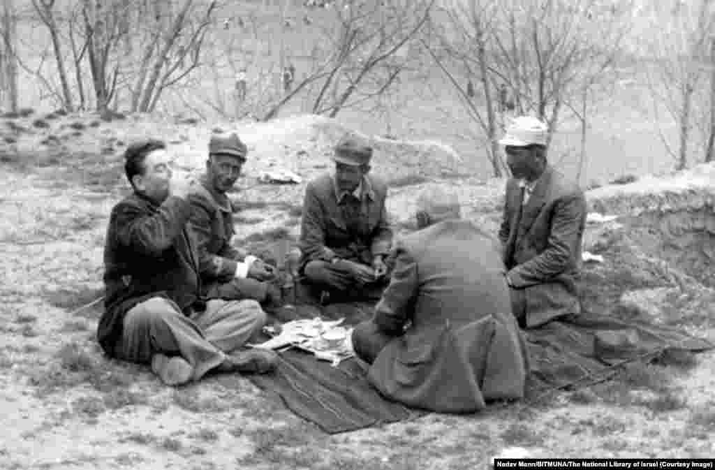 1950-жылдары Иранның батысындағы Шатт әл-Араб өзенінің маңында израильдік саяхатшы (сол жақта) жергілікті жұмысшылармен бірге ішімдік ішіп отыр.1979 жылғы революцияға дейін Иранда өмір сүрген израильдіктер шах режимінің өз халқына жасаған репрессияларына аса мән бермегендерін еске алады. "Олар шағымданбады, біз араласпадық", — дейді сол дәуір туралы түсірілген деректі фильмде бір израильдік азамат. "Соқыр емеспіз, қандай шындықта өмір сүріп жатқанымызды білдік, бірақ бұл біздің шаруамыз емес еді", — деп қосады ол.