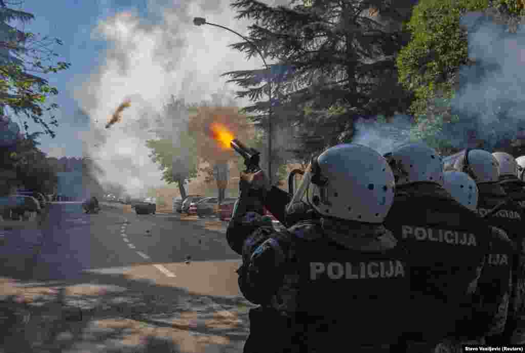 Oko dve hiljade policajaca je štitilo oko 150 LGBT aktivista tokom prve Parade ponosa u Crnoj Gori, 20. oktobra 2013. godine. Protivnici gej prava pokušali su da napadnu povorku.