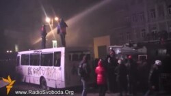На Грушевського використали водомети