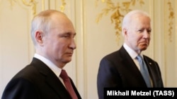Președintele Biden avertizează că Rusia caută un pretext pentru un atac asupra Ucrainei și reia apelul la negocieri. Vladimir Putin, într-un răspuns dat americanilor, vorbește despre „măsuri de natură tehnico-militară”. (Imagine din 16 iunie 2021, Geneva)