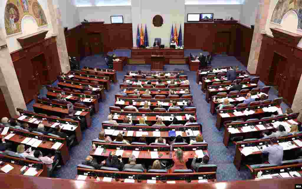 МАКЕДОНИЈА - Пратениците ги изгласаа Предлогот на законот за амнестија и Предлогот на законот за изменување и дополнување на Законот за Собранието на Република Македонија. И двата предлог- закони беа донесени по скратена постапка. Со измените на Законот за амнестија околу 3500 граѓани осудени на високи парични казни поради непочитување на ковид-протоколите за време на пандемијата ќе бидат амнестирани. Голем дел од нив се социјални случаи на кои им се закануваше затворска казна.