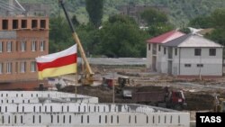 Полностью югоосетинская столица не благоустроена, хоть и проделана значительная часть запланированных работ