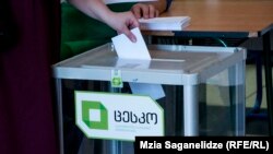 Центральная избирательная комиссия опубликует итоги голосования, предположительно, ночью. Ну а завтра утром уже НПО представят данные своего параллельного подсчета голосов