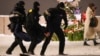 Ofițerii de poliție rețin un bărbat care a depus flori pentru Alexei Navalnîi la Memorialul Victimelor represiunii politice din Sankt Petersburg, pe 16 februarie.