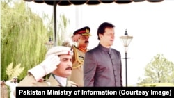 عمران خان ته ګارډ اف انر (پوځي سلامي) ورکول کېږي