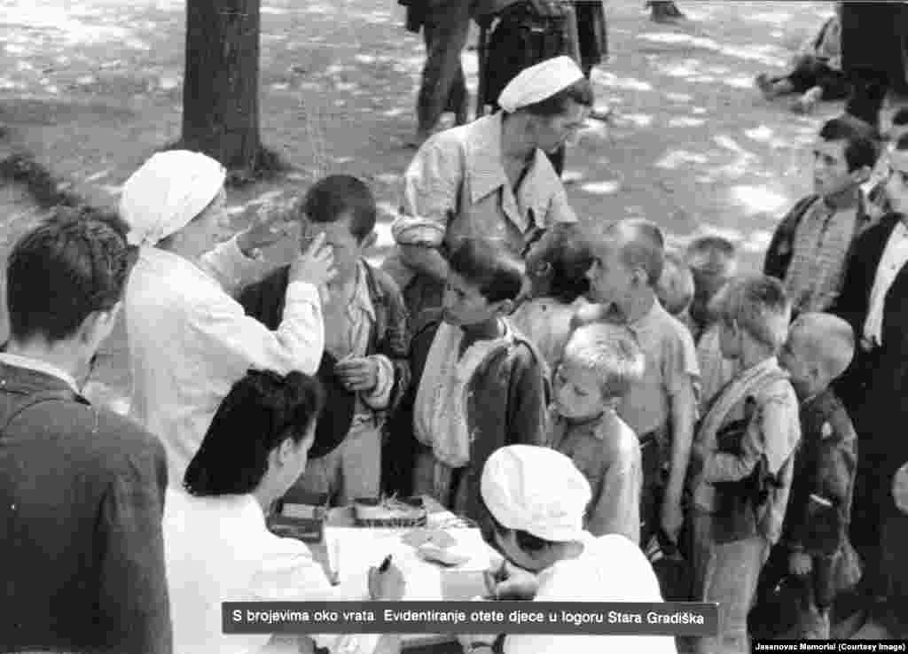 Djeci su izdavani brojevi i bilježena imena u Staroj Gradiški, 1941.&nbsp;