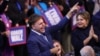 Fiul lui Tim Walz, Gus, s-a ridicat în timpul discursului tatălui său și a spus cu mândrie: „Este tatăl meu!”. A treia seară a Convenției Partidului Democrat a fost dedicată lui Tim Walz, propunerea Kamalei Harris pentru funcția de vicepreședinte, dacă ea va ajunge la Casa Albă.