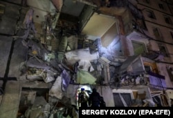Salvatorii ucraineni lucrează la locul atacului mortal cu o bombă planor rusească asupra unei clădiri rezidențiale de nouă etaje din Harkov în octombrie.