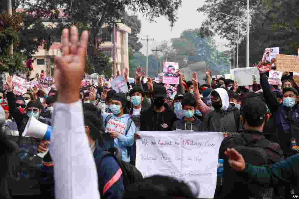 Protestatarii participă la o demonstrație împotriva loviturii de stat militare din Myitkyina, în statul Kachin din Myanmar (Photo by STR / AFP) 