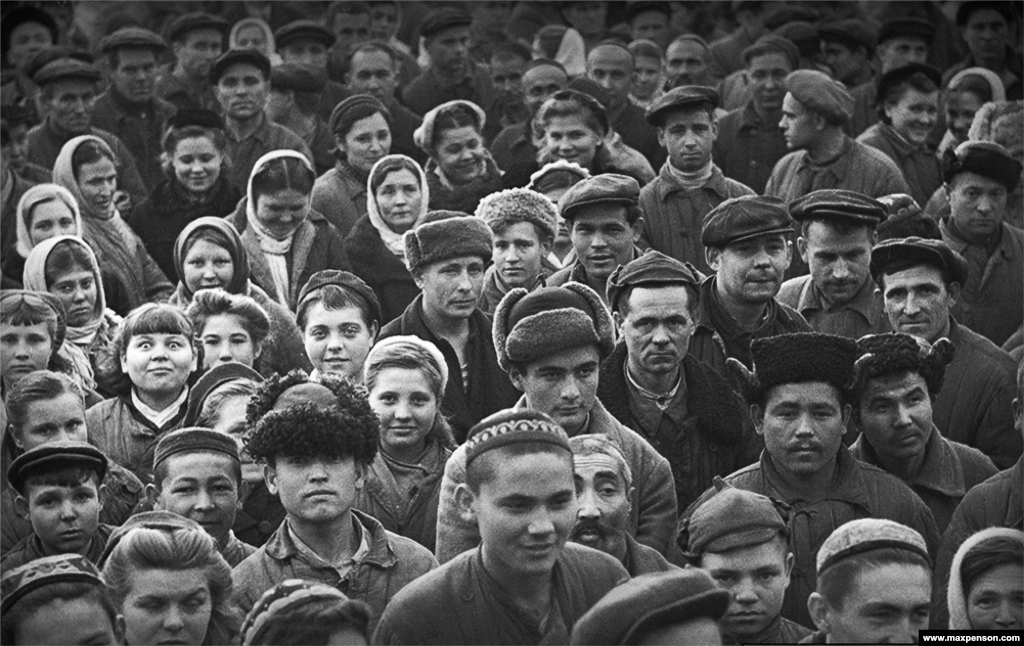 O grevă a muncitorilor, în fața unei fabrici de textile din capitala uzbecă Tașkent.Deși era obligat să fotografieze doar ceea ce accepta cenzura sovietică, Penson a reușit să documenteze transformarea vieții uzbece, descrisă drept „o chirurgie socială radicală”, care a început acum un secol.